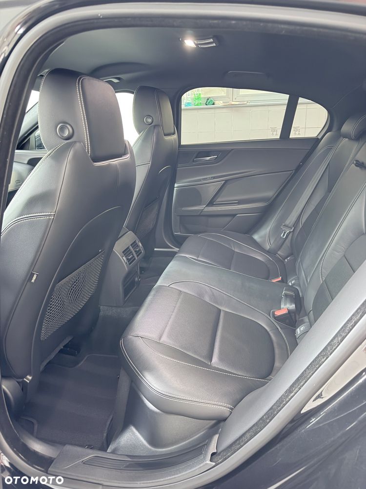 Jaguar XE 2.0 D AWD R-Sport - 29