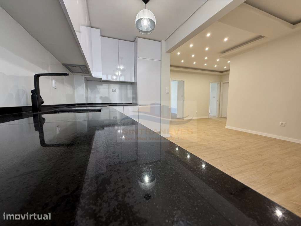 T3+1 Totalmente Remodelado | Excelentes Acabamentos | Amadora - Grande imagem: 3/37