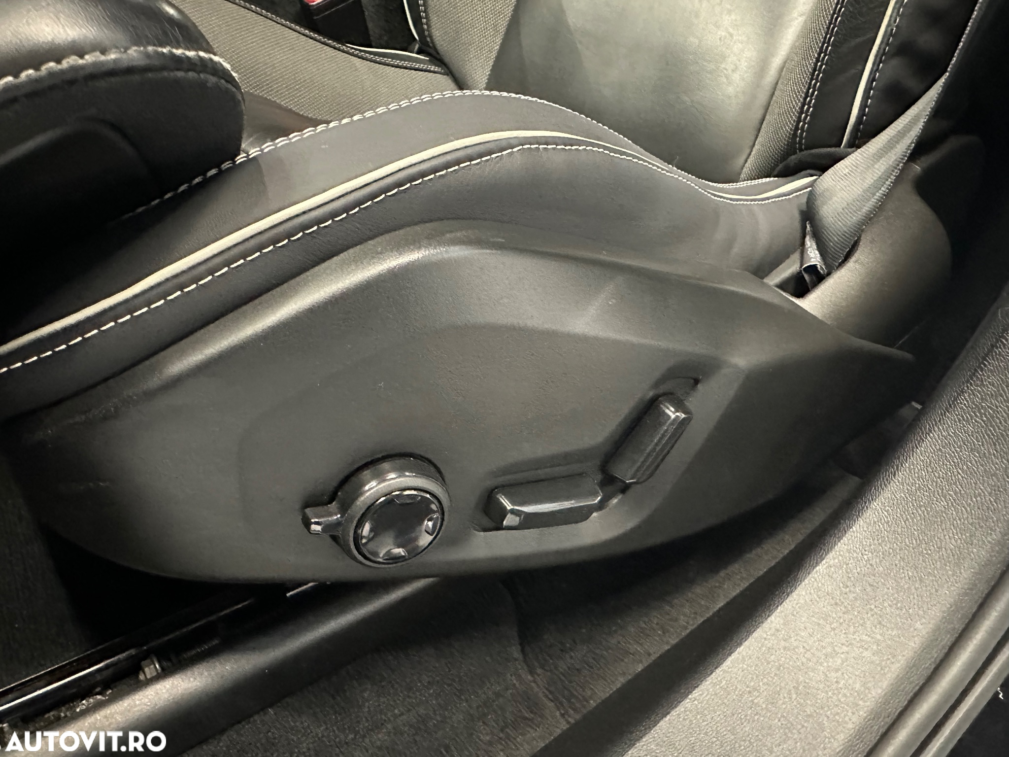 Volvo XC 60 B4 MHEV AT8 AWD R-Design - 22