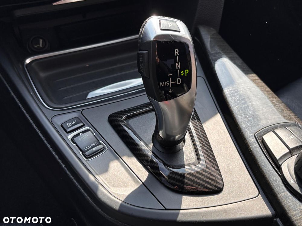 BMW Seria 3 320i xDrive Sport Line - 15