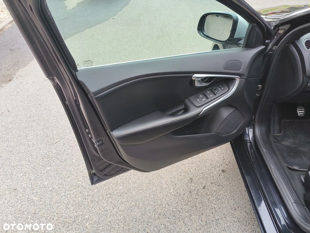 Volvo V40 D4 Drive-E R-Design Summum - 18