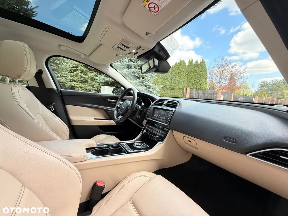 Jaguar XE 20d Prestige - 29