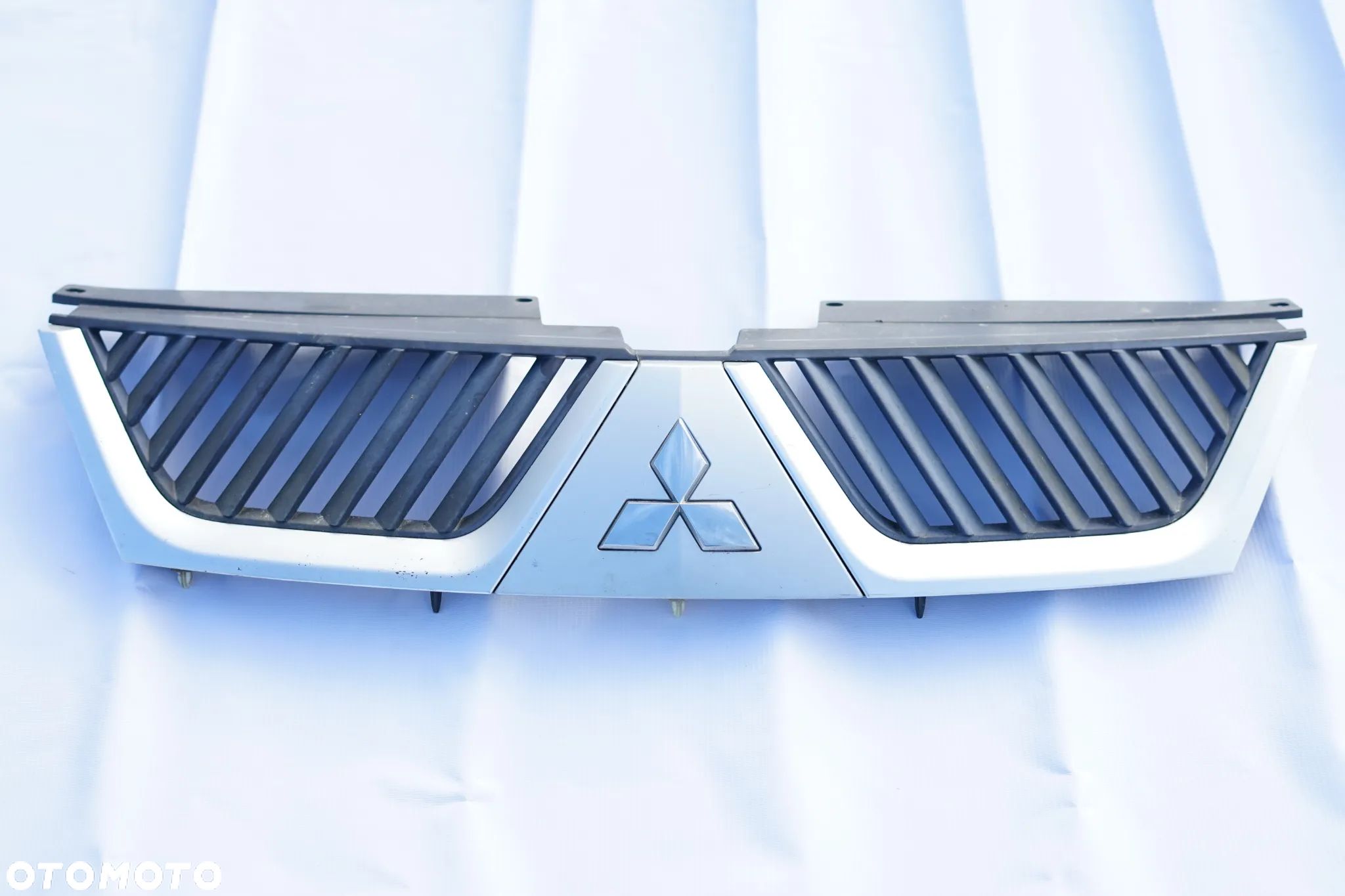 Grill Atrapa Chłodnicy Mitsubishi Outlander II Srebrny - 1
