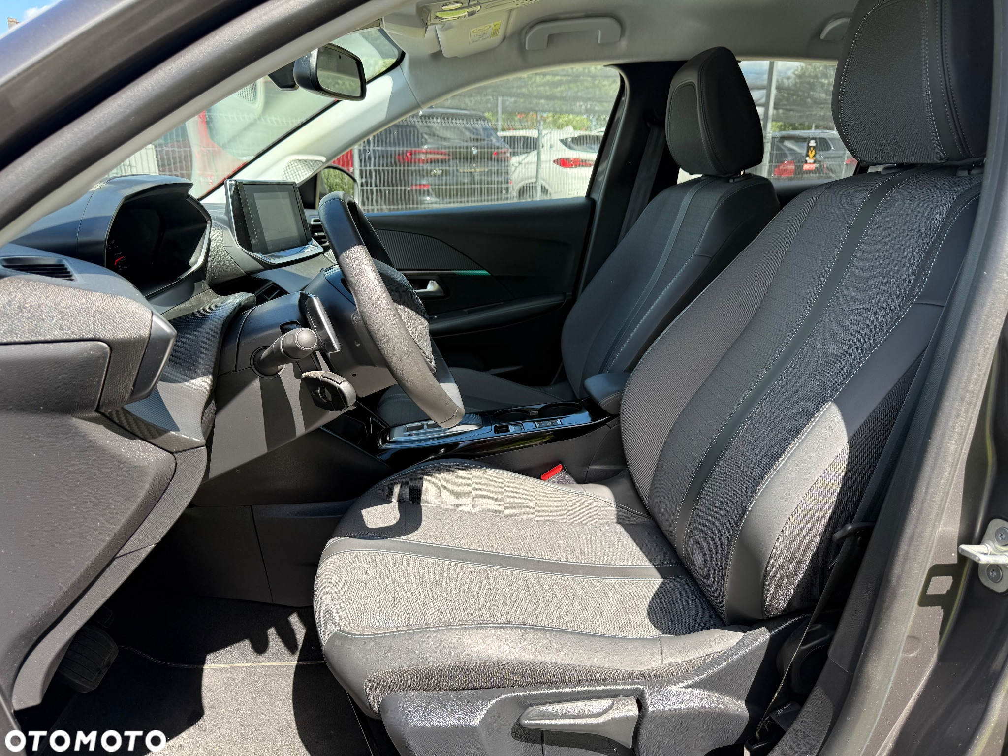 Peugeot 208 - 8