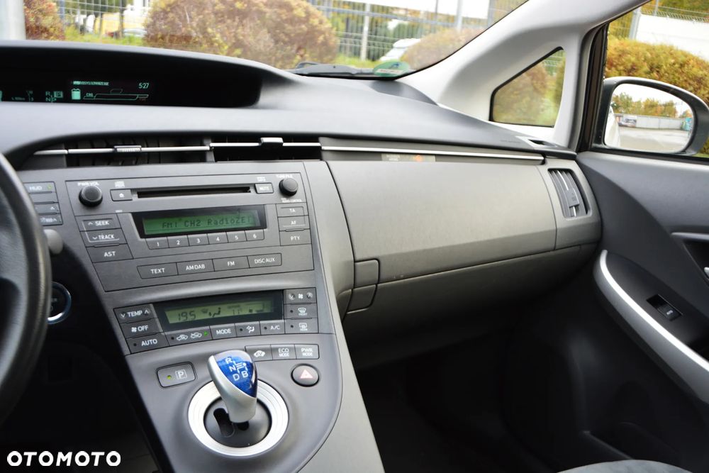 Toyota Prius 1.8 HSD Prestige - 9