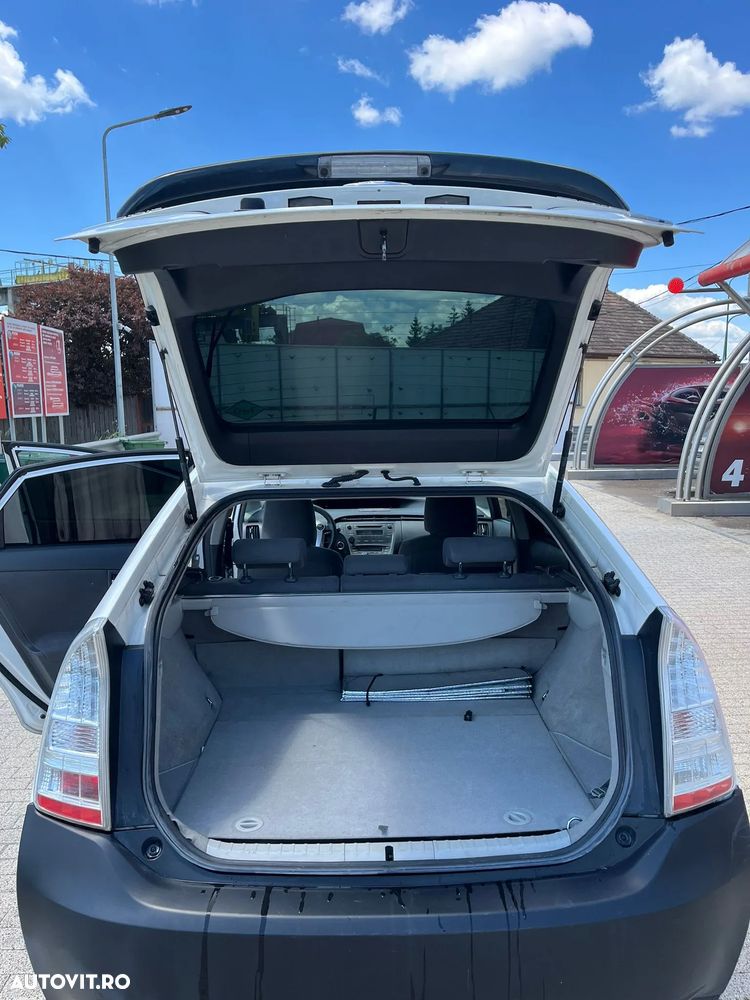 Toyota Prius (Hybrid) Sol - 3