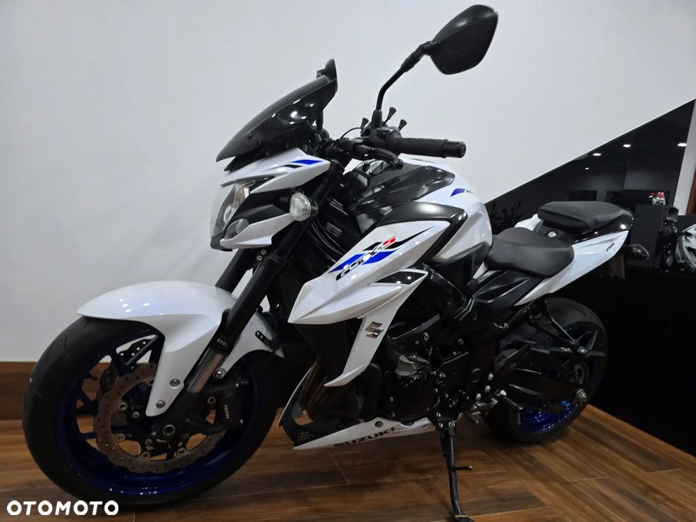 Suzuki GSX - 28