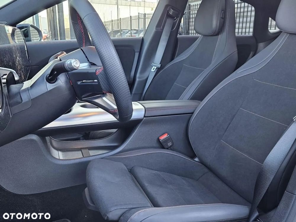 Mercedes-Benz CLA 200 4-Matic AMG Line 8G-DCT - 3