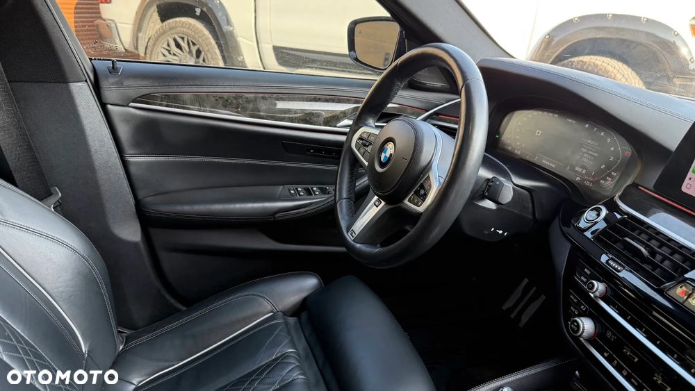 BMW Seria 5 M550i xDrive sport - 11