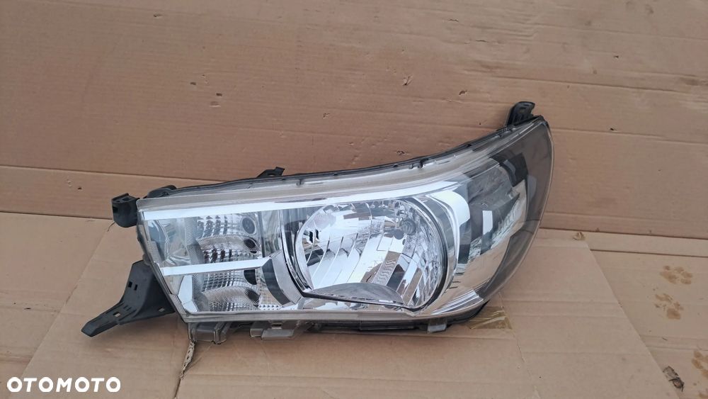 TOYOTA HILUX VIII 15-20r LEWA LAMPA EUROPA ORYGINAŁ - 1