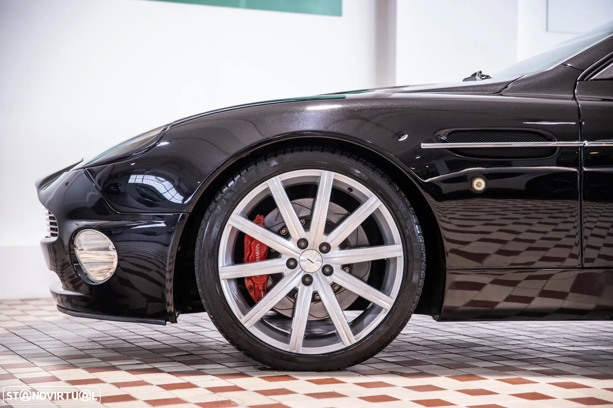 Aston Martin Vanquish - 7