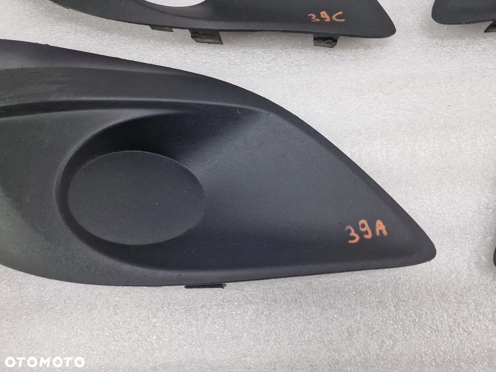 OPEL MERIVA B 10- LEWA KRATKA BOCZNA ZDERZAKA PRZEDNIEGO PRZÓD , NR 13267748 / 13267744 , NR AUKCJI B/39 - 2
