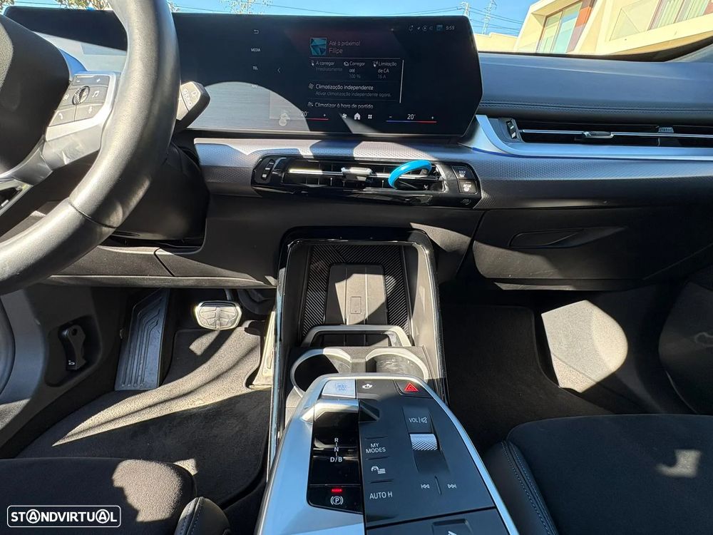 BMW iX1 eDrive20 Pack Desportivo M - 12