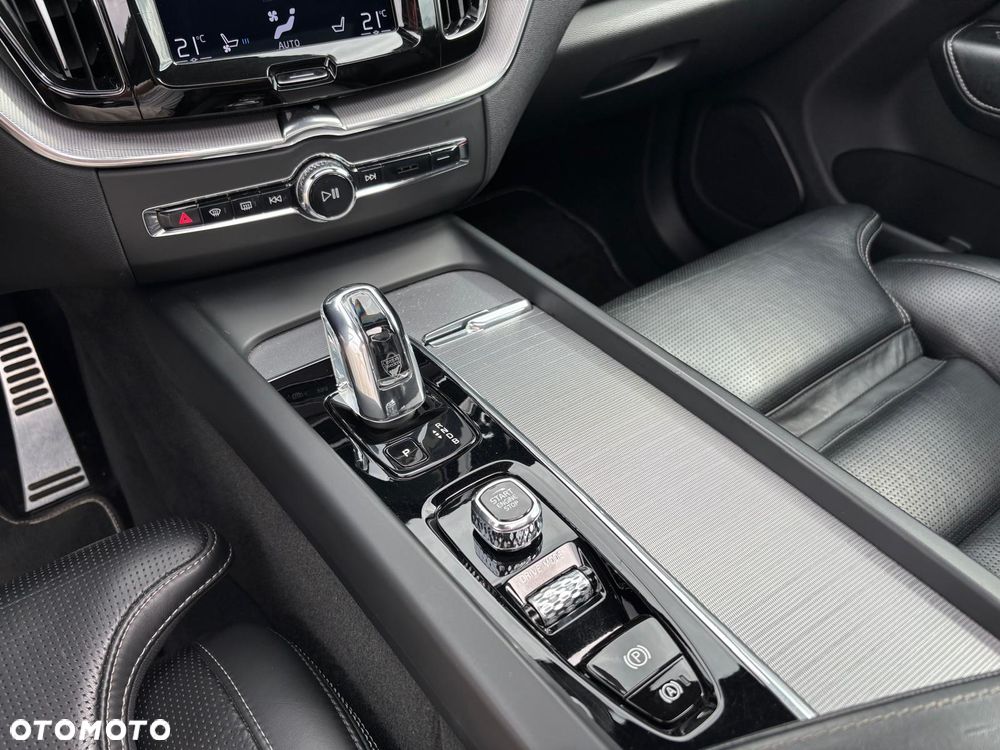 Volvo XC 60 T8 AWD Plug-In Hybrid R-Design - 39