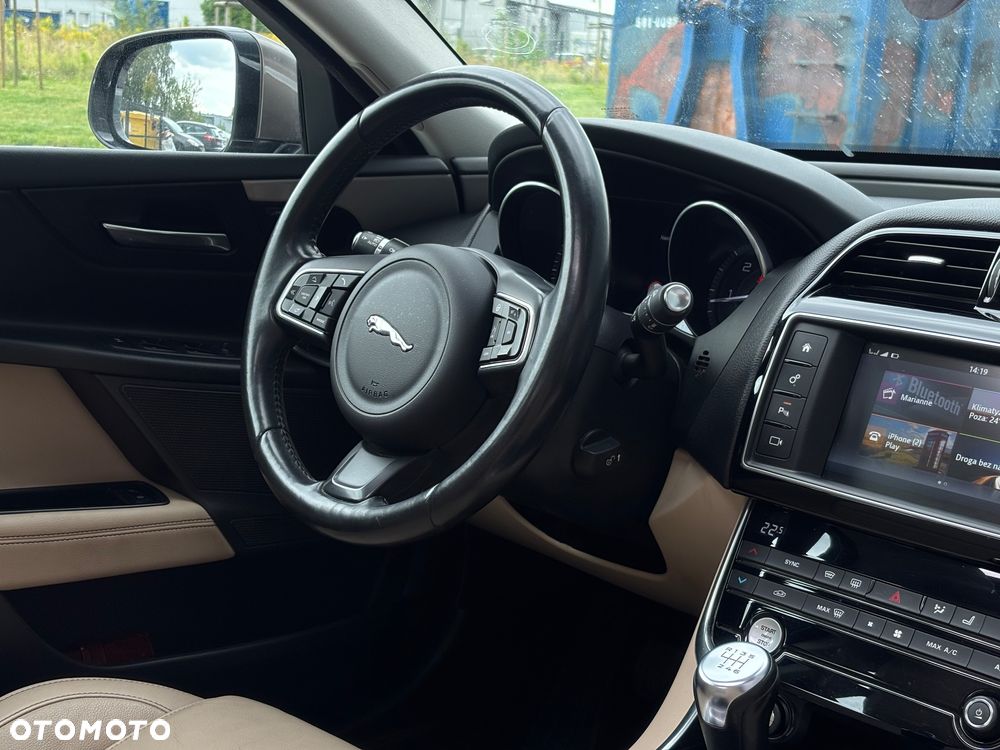 Jaguar XE 2.0 D Prestige - 23