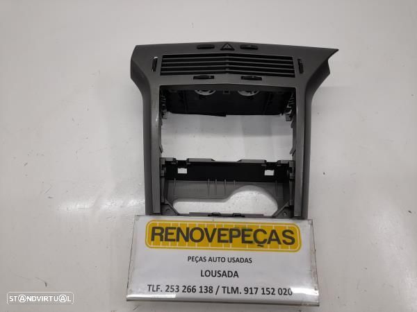 Moldura / Estrutura Consola Central / Rádio Opel Astra H Três Volumes - 1
