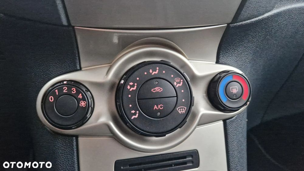 Ford Fiesta 1.25 Ghia - 17