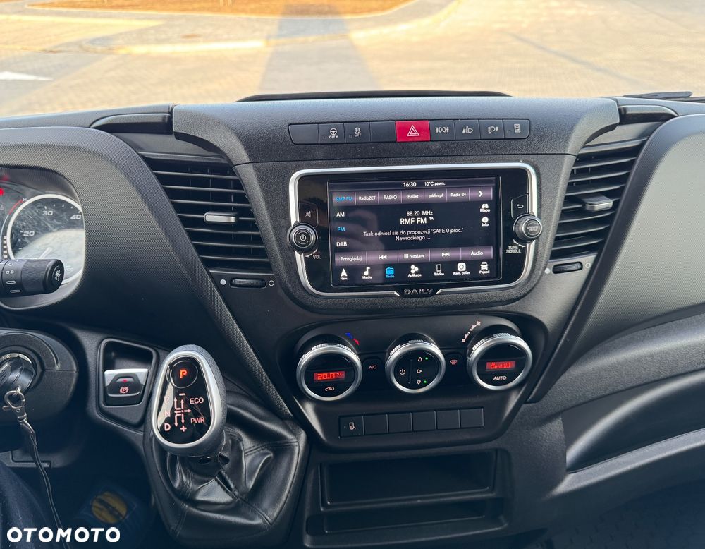 Iveco Daily 2022r‼️35S18‼️ 3.0 HI-MATIC Kontener 9 Palet Niski przebieg ‼️TEMPOMAT Aktywny Full LED Salon Polska Poduszki Pneumatyczne 4.50x2.20x2.20 z tyłu drzwi NAVI 3.5T Bogata Wersja Lekka zabudowa - 16