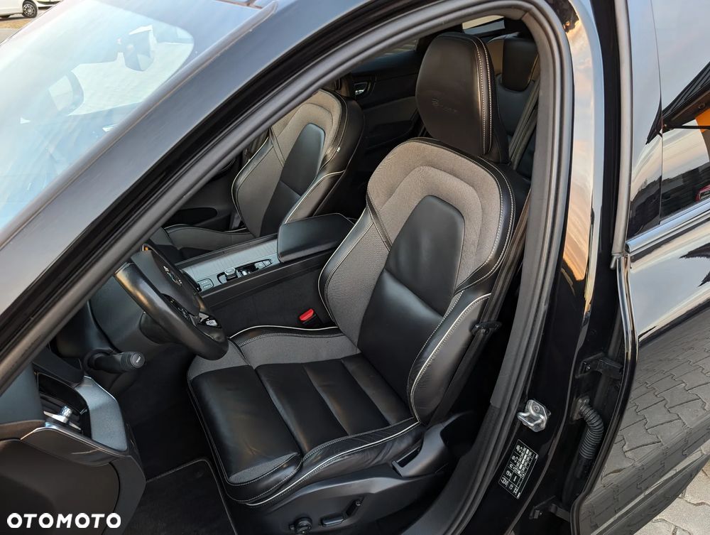 Volvo XC 60 D5 AWD R-Design - 33