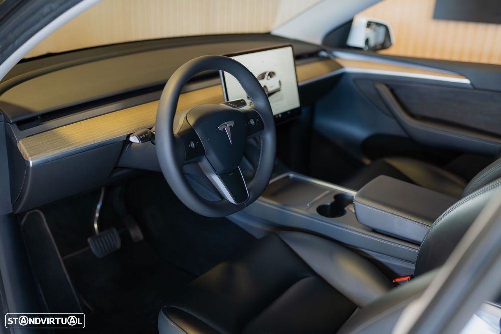 Tesla Model Y Standard RWD - 2
