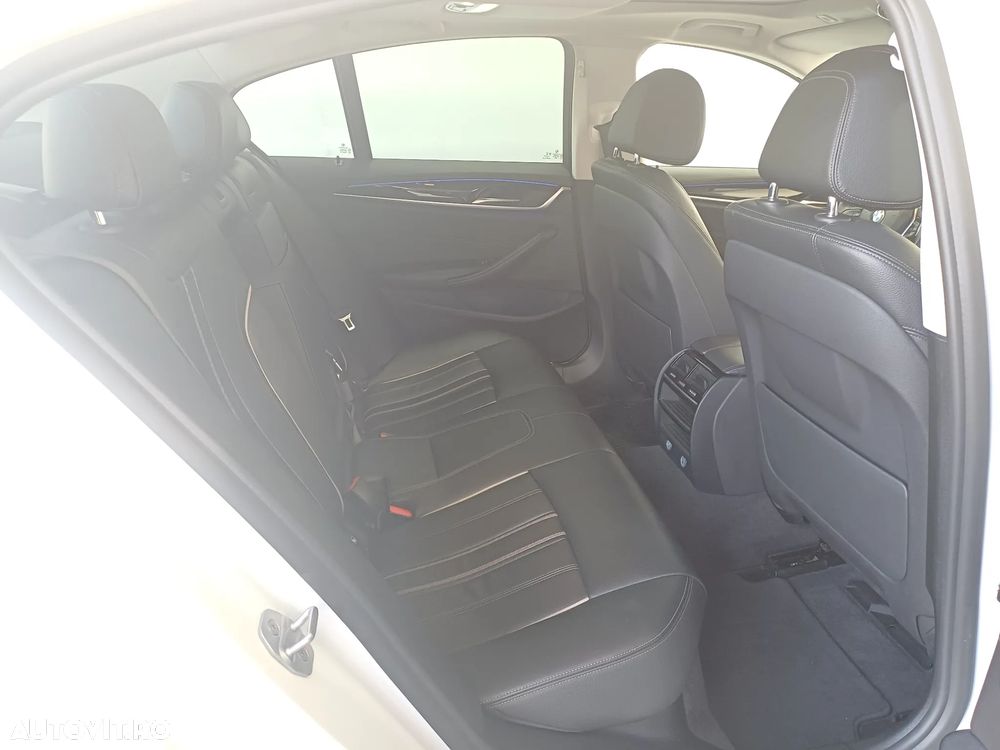 BMW Seria 5 520d xDrive AT - 25