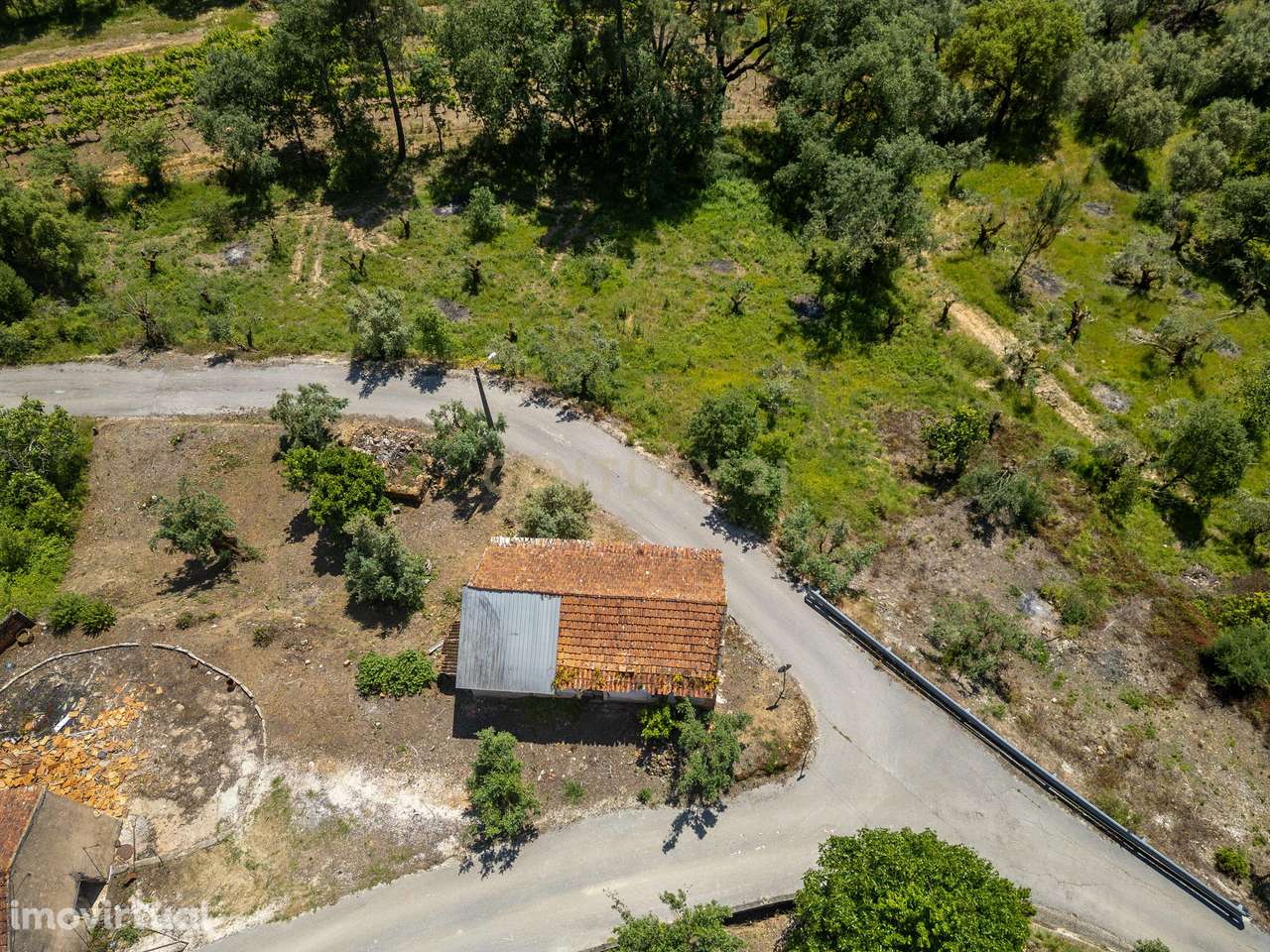 Conjunto de duas moradias para restauro e uma ruina para arrumos. - Grande imagem: 5/27