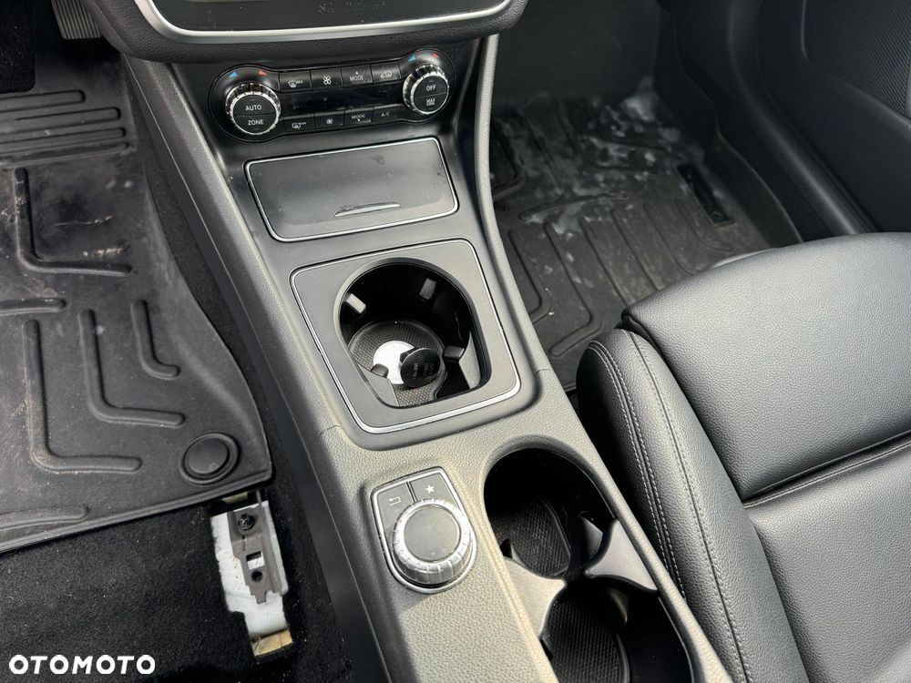 Mercedes-Benz CLA 250 7G-DCT - 17