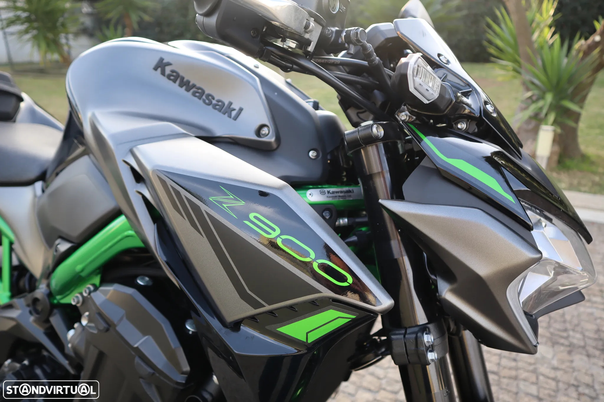Kawasaki ZR 900F - 8