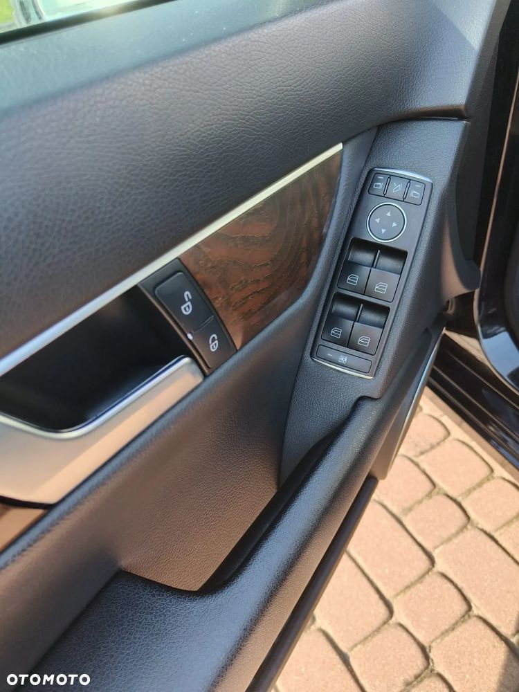 Mercedes-Benz Klasa C 250 CGI T Automatik BlueEFFICIENCY Elegance - 18
