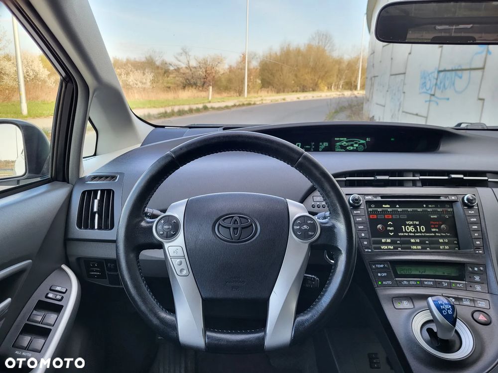 Toyota Prius (Hybrid) - 11
