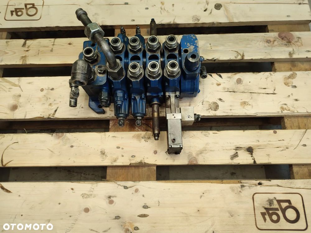 Rozdzielacz hydrauliczny New Holland LM 5090 (ASX01) - 1