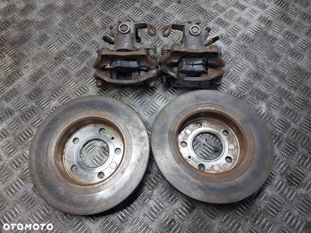 TARCZE HAMULCOWE TYŁ + KLOCKI + ZACISKI OPEL ZAFIRA A ASTRA G - 2