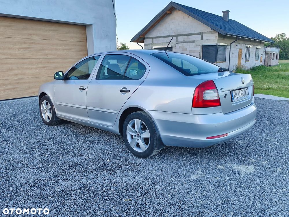 Skoda Octavia 1.6 Family Plus - 2