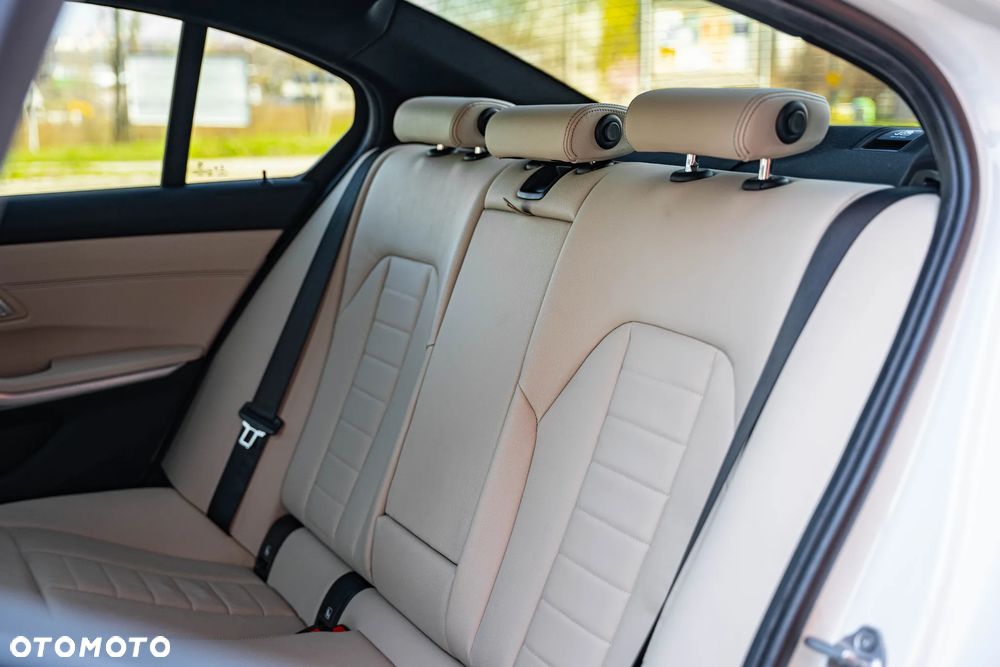 BMW Seria 3 320i M Sport sport - 24