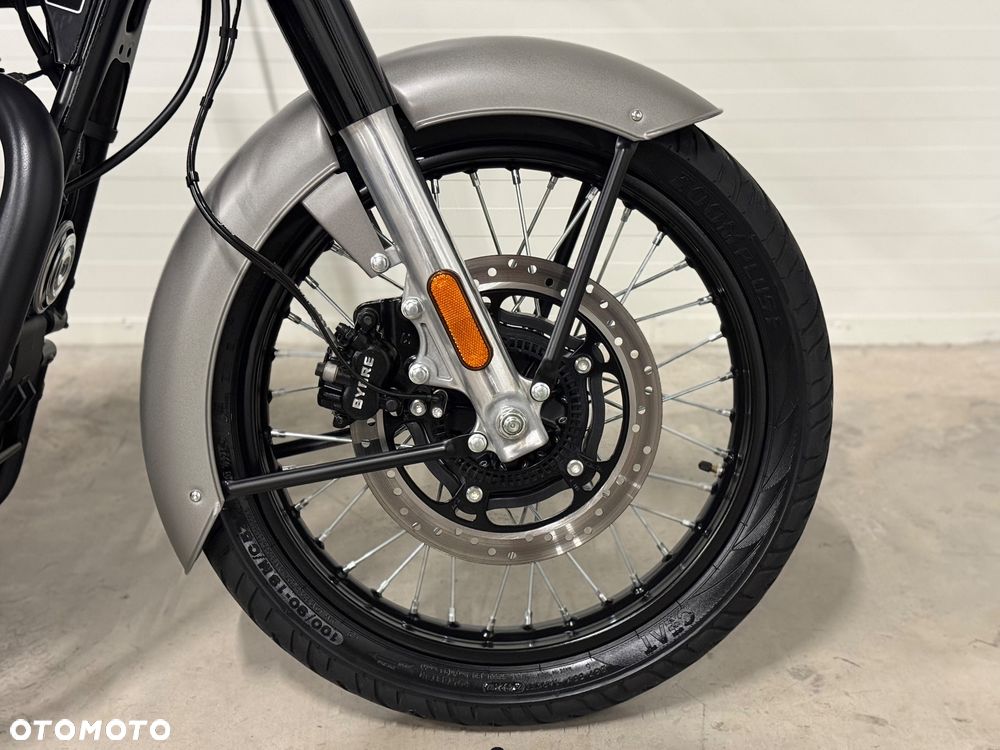 Royal Enfield Classic - 10