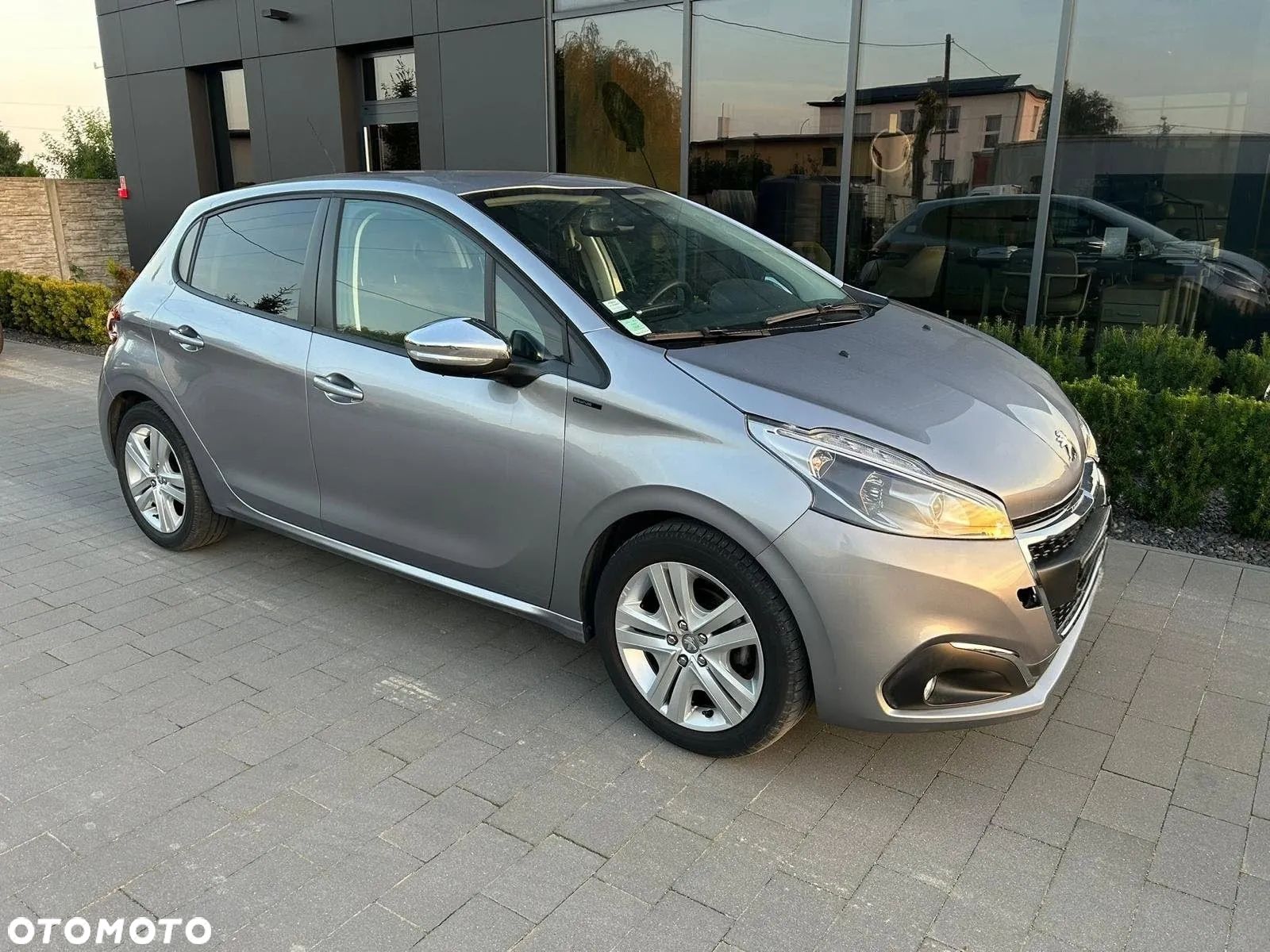 Peugeot 208 - 1