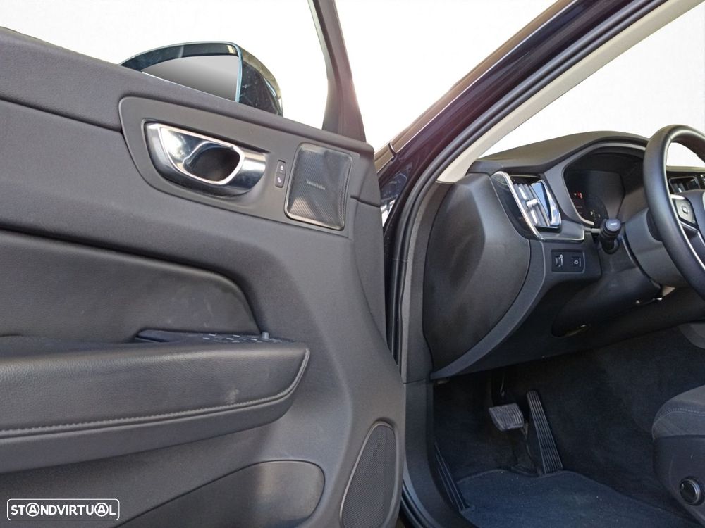Volvo XC 60 2.0 B4 Momentum Plus Geartronic - 12