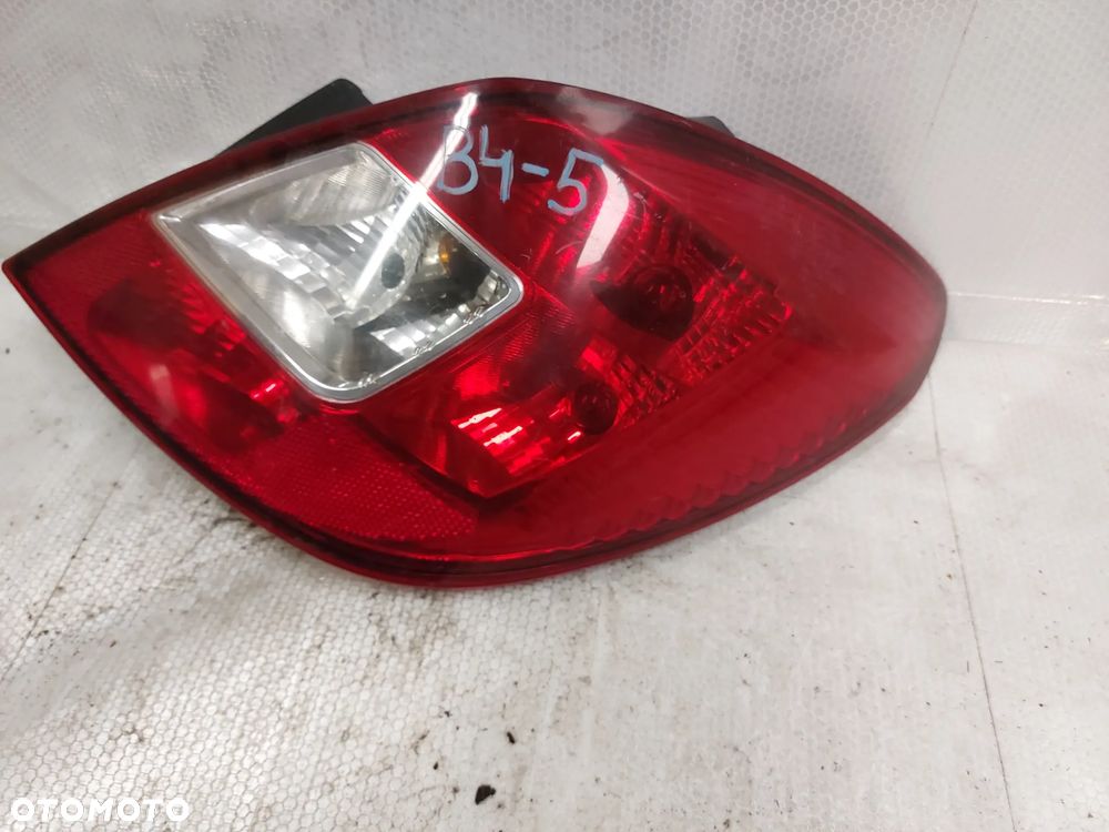 .  LAMPA TYL TYLNA PRAWA OPEL CORSA D !5D ! - 1