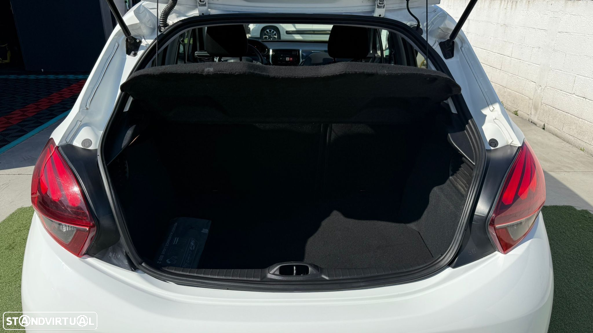 Peugeot 208 1.2 PureTech Signature - 8