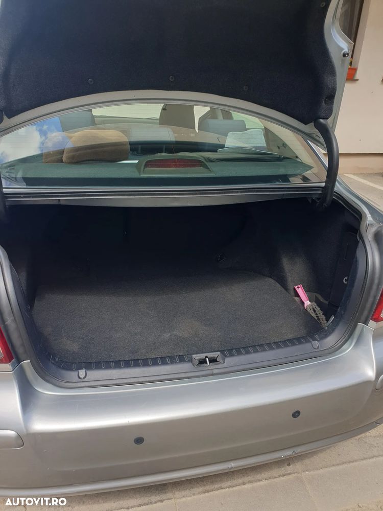 Toyota Avensis 1.8 Sedan Terra - 6