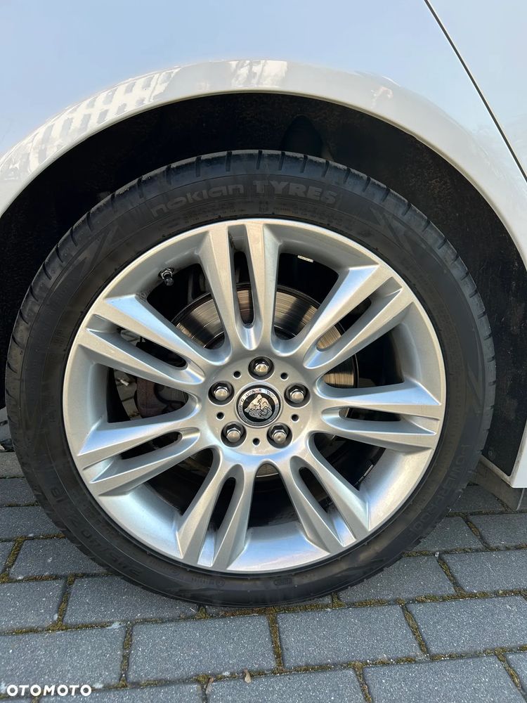 Jaguar XE 2.0 D Portfolio - 15