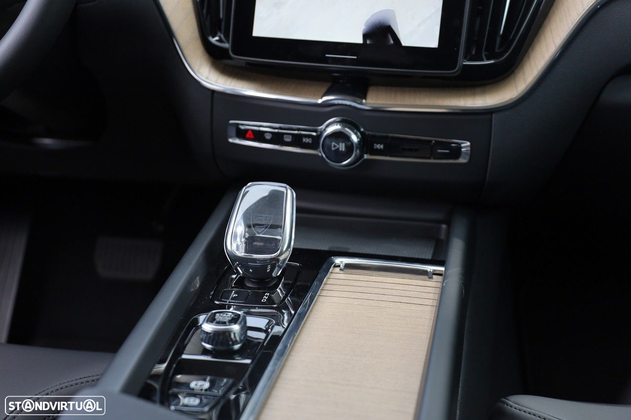 Volvo XC 60 2.0 T6 PHEV Plus Dark AWD - 24