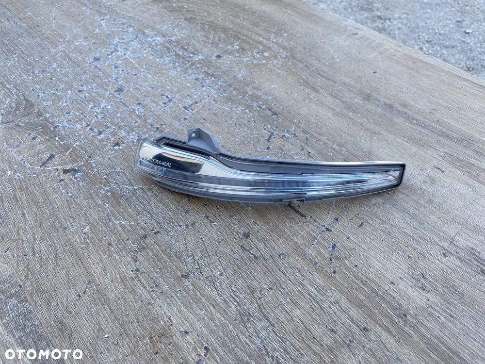 KIERUNKOWSKAZ PRAWY W LUSTERKO MERCEDES GLC A3170640 - 1