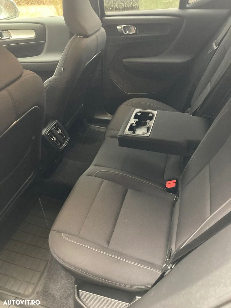 Volvo XC 40 B4 AT8 AWD Mild Hybrid Momentum Pro - 9