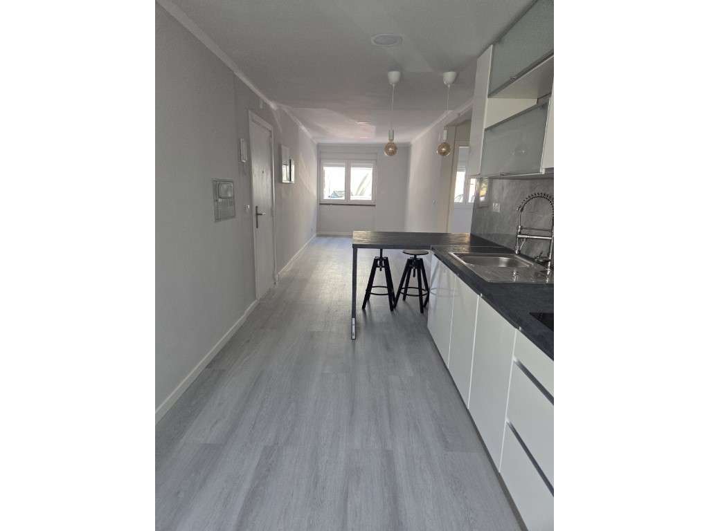 Apartamento T2 renovado em Benfica - Grande imagem: 3/27