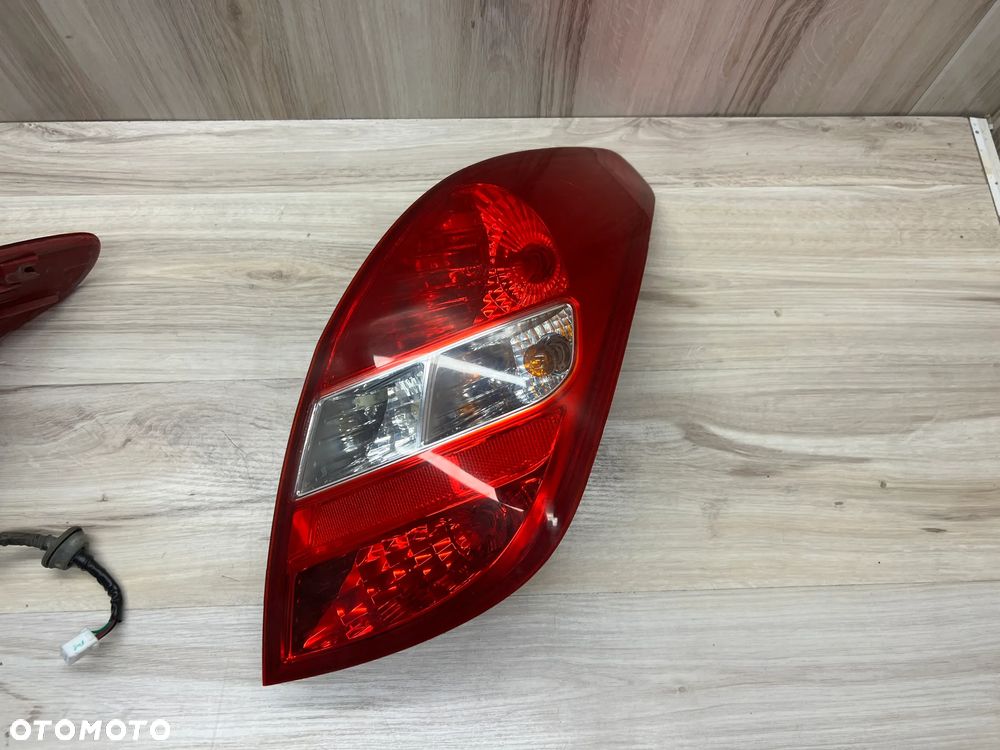 LAMPA TYLNA PRAWA HYUNDAI I20 - 1