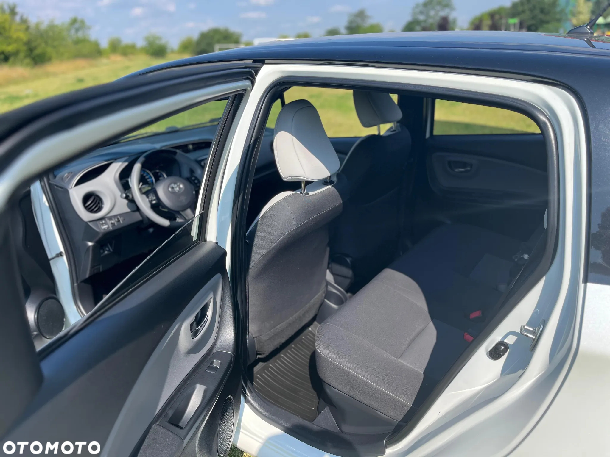 Toyota Yaris Hybrid 100 Selection Pure - 27