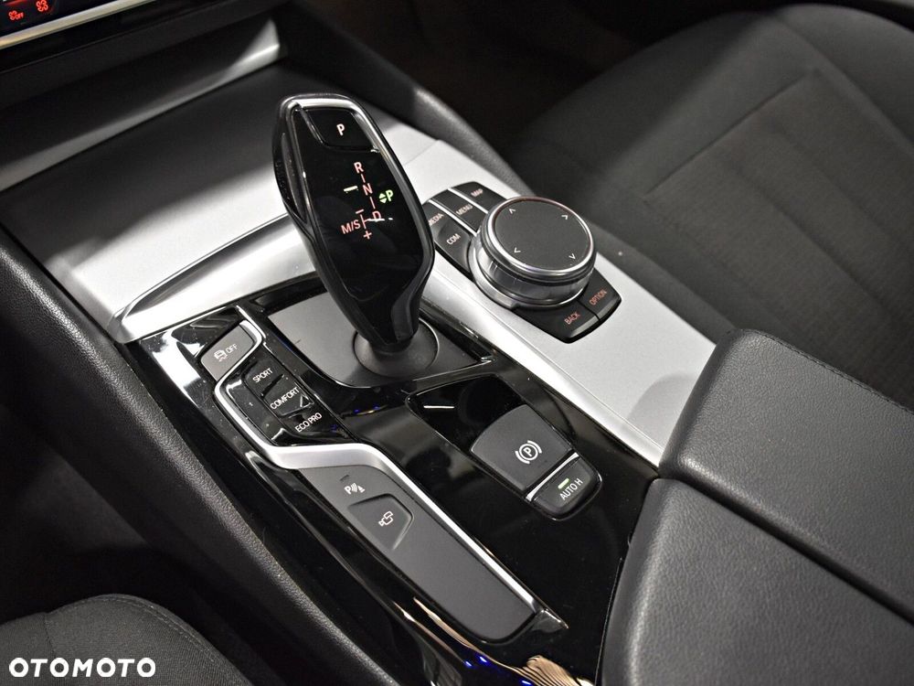 BMW Seria 5 530i GPF xDrive Luxury Line sport - 18