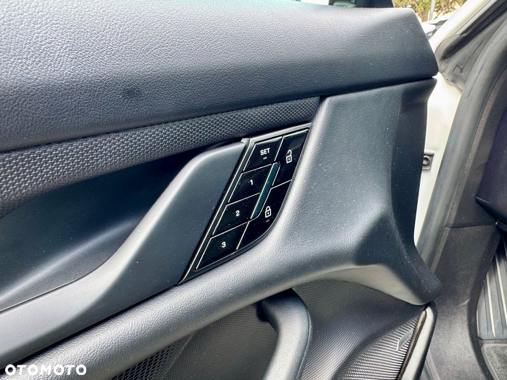 Porsche Taycan 4 - 22