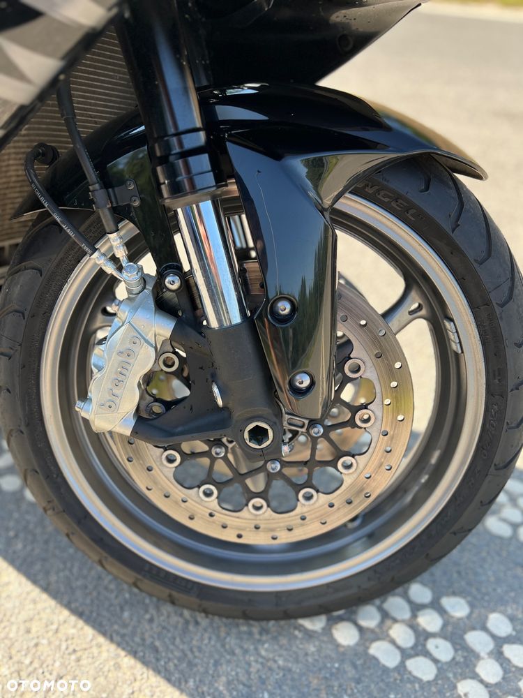 Suzuki GSR - 4